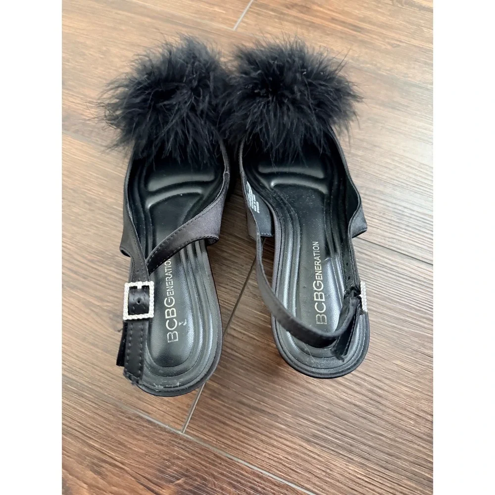 BCBGeneration Daxee Black Satin Feather Pom Pom Slingback Kitten Heels Pumps 8M